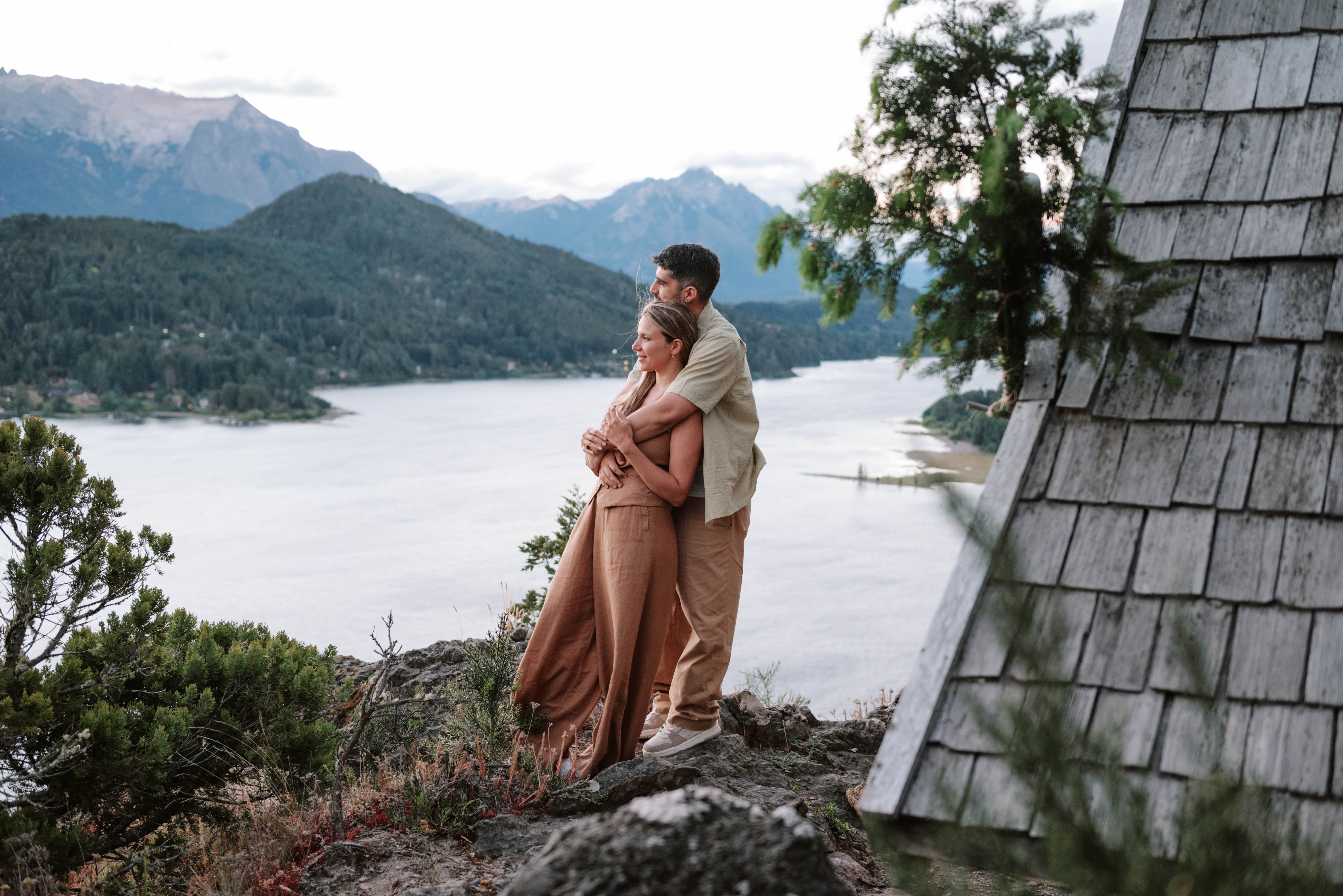 Lucas y Nancy en el paisaje.
